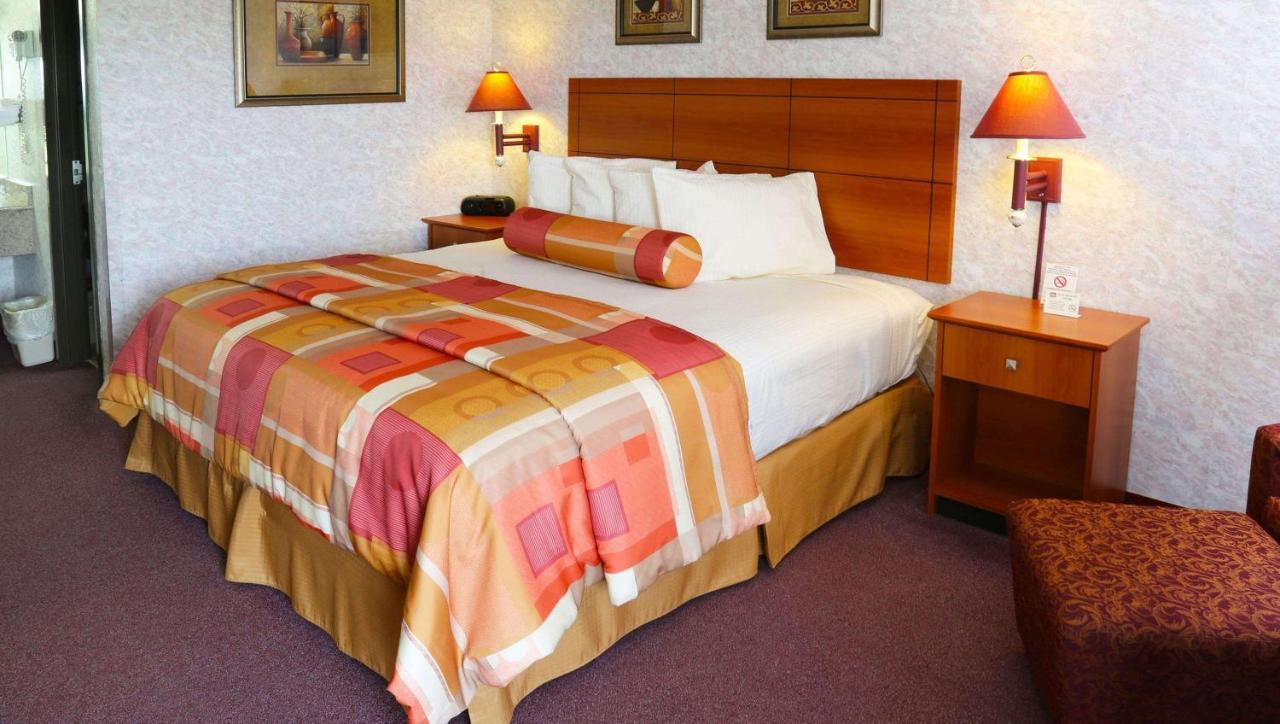 Magnuson Hotel Howell/Brighton Екстериор снимка