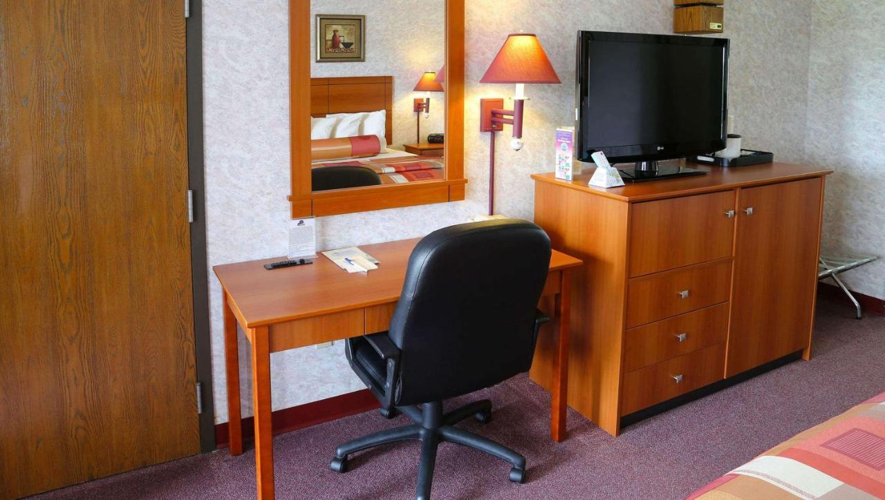 Magnuson Hotel Howell/Brighton Екстериор снимка