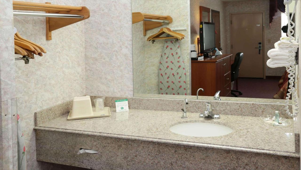 Magnuson Hotel Howell/Brighton Екстериор снимка