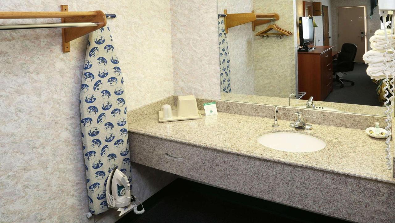 Magnuson Hotel Howell/Brighton Екстериор снимка