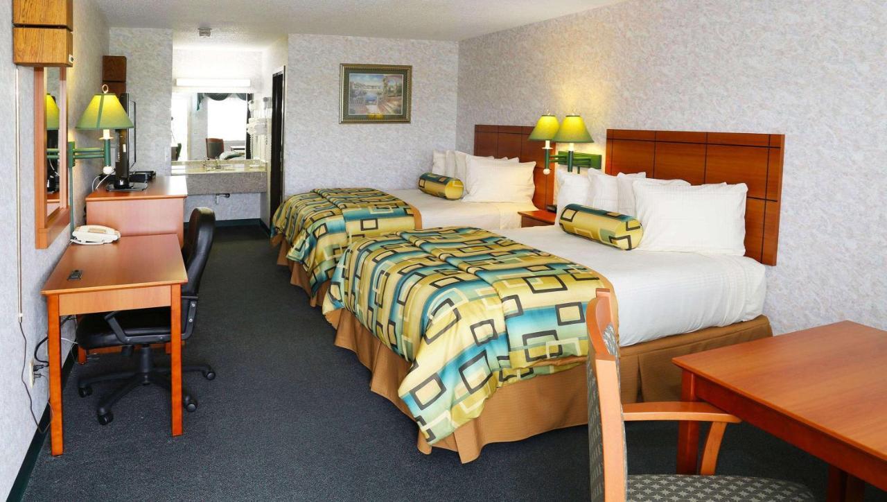 Magnuson Hotel Howell/Brighton Екстериор снимка