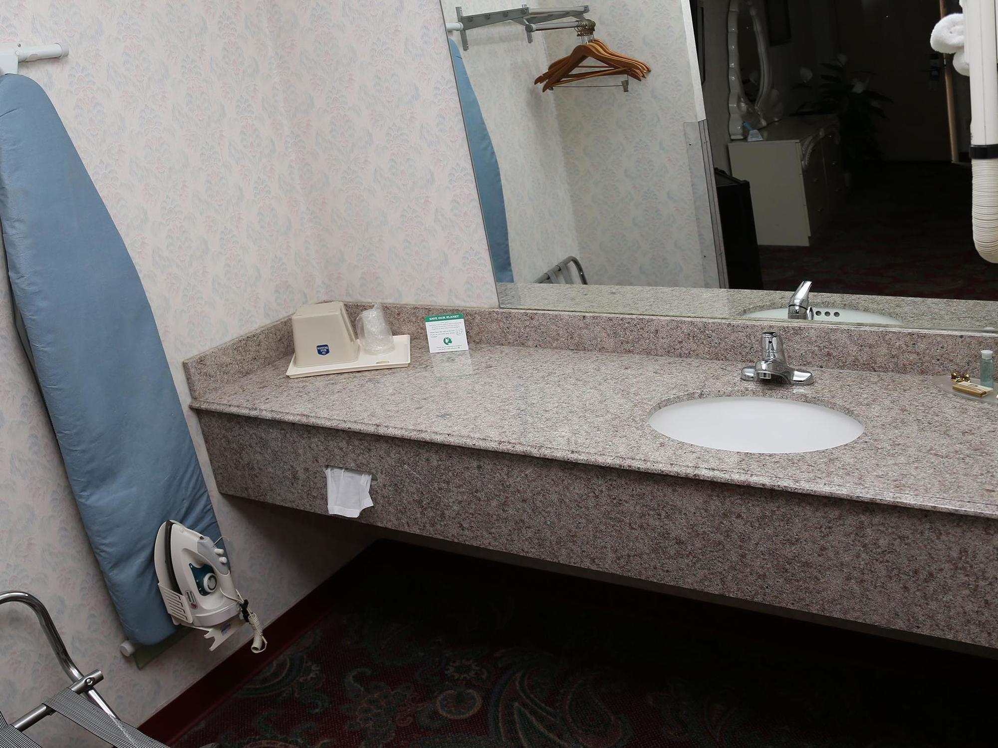 Magnuson Hotel Howell/Brighton Екстериор снимка