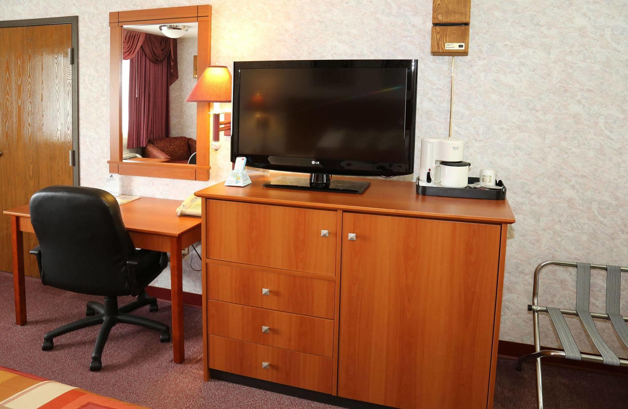 Magnuson Hotel Howell/Brighton Екстериор снимка