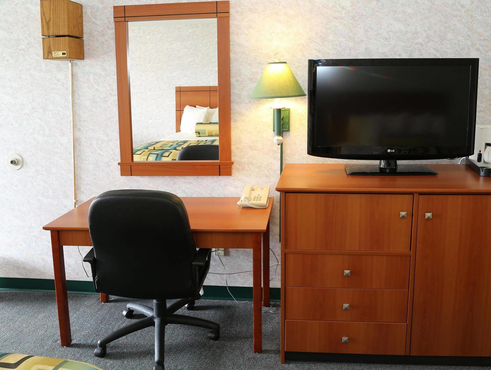 Magnuson Hotel Howell/Brighton Екстериор снимка