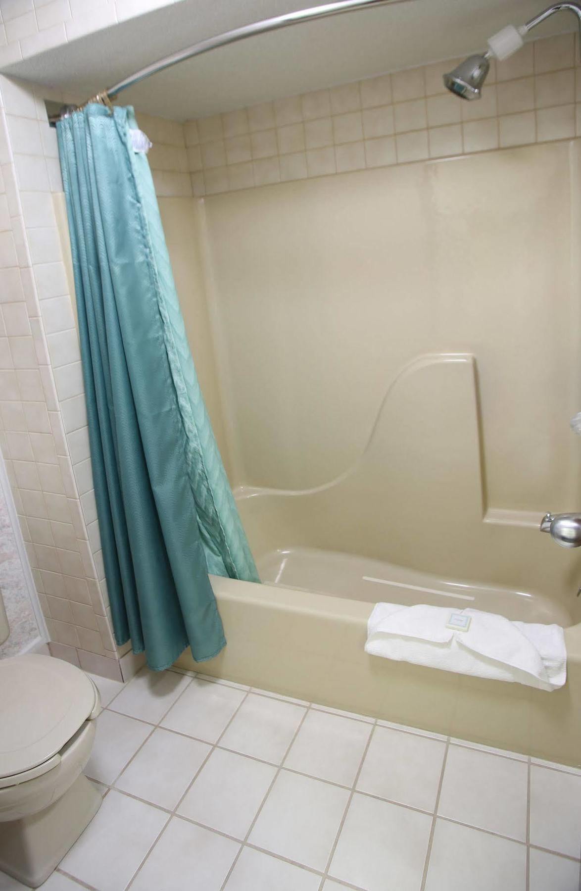 Magnuson Hotel Howell/Brighton Екстериор снимка